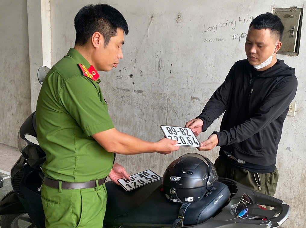 Công an phường Sơn Nam tăng cường tuyên truyền, hướng dẫn thu hồi biển số xe mô tô, xe máy cũ, hư hỏng