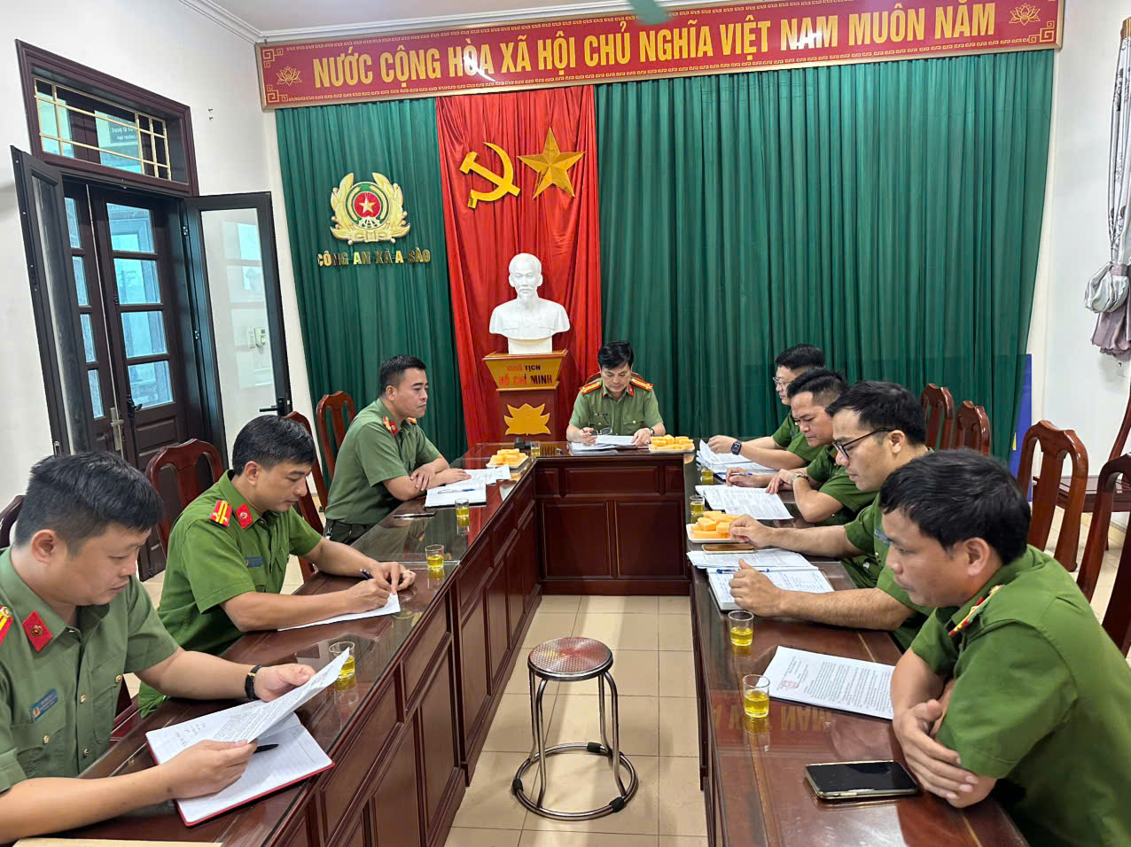 Lãnh đạo Phòng Quản lý xuất nhập cảnh - Công an tỉnh Hưng Yên làm việc tại Công an xã A Sào