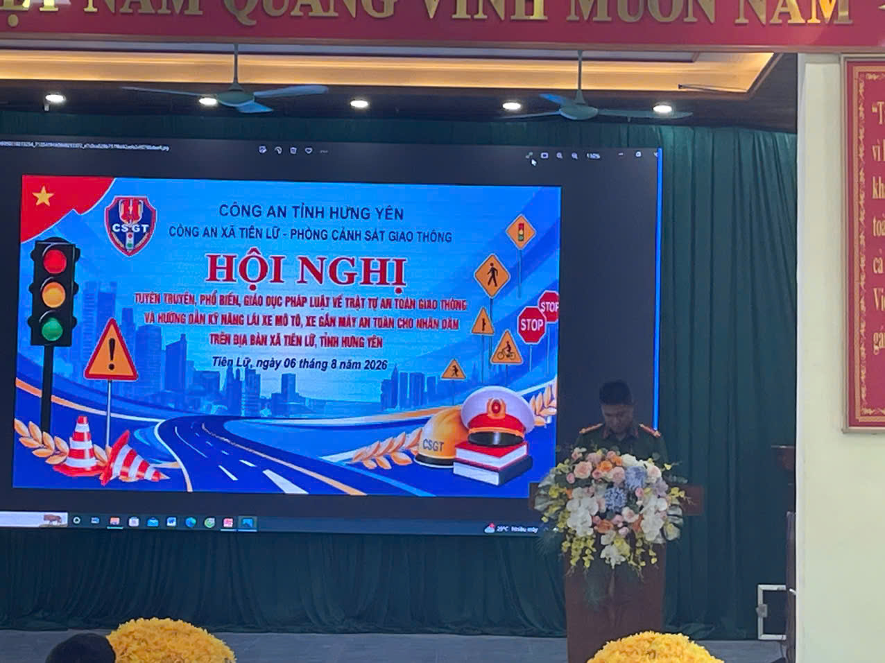 Công an xã Tiên Lữ phối hợp Phòng Cảnh sát giao thông tuyên truyền pháp luật về trật tự an toàn giao thông và đào tạo kỹ năng lái xe cho người dân