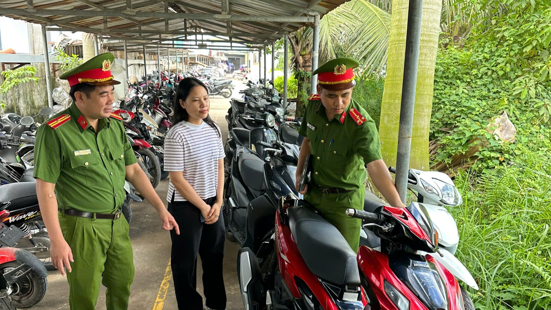 Công an xã Ái Quốc triển khai tổng rà soát phương tiện giao thông của công nhân tại các doanh nghiệp trên địa bàn