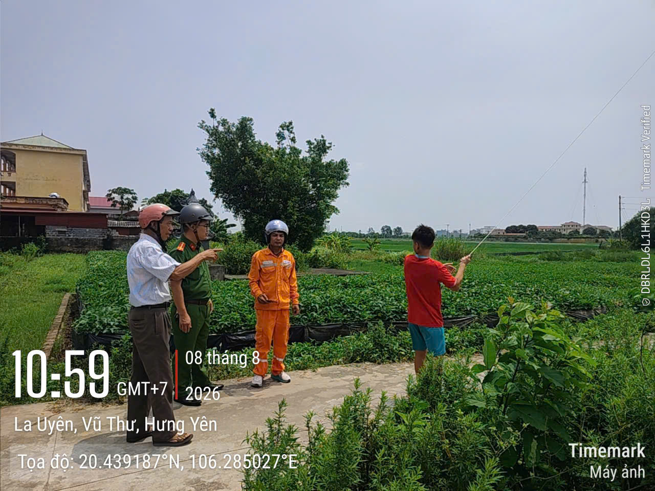 Công an xã Vũ Thư phối hợp với Điện lực tuyên truyền, nhắc nhở người dân không thả diều gần đường dây điện