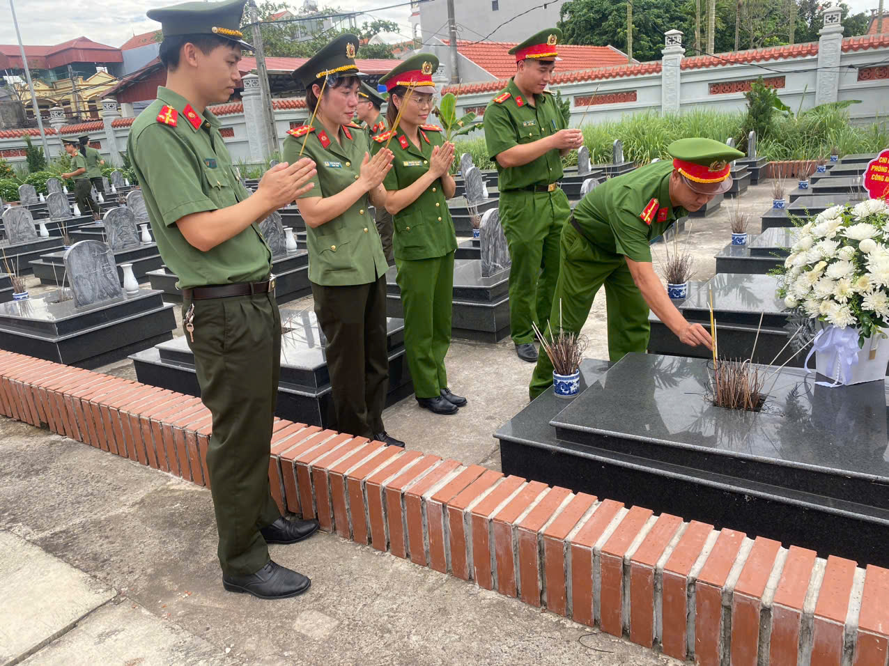 Công an xã Xuân Trúc tổ chức dâng hương tưởng niệm các Anh hùng liệt sỹ