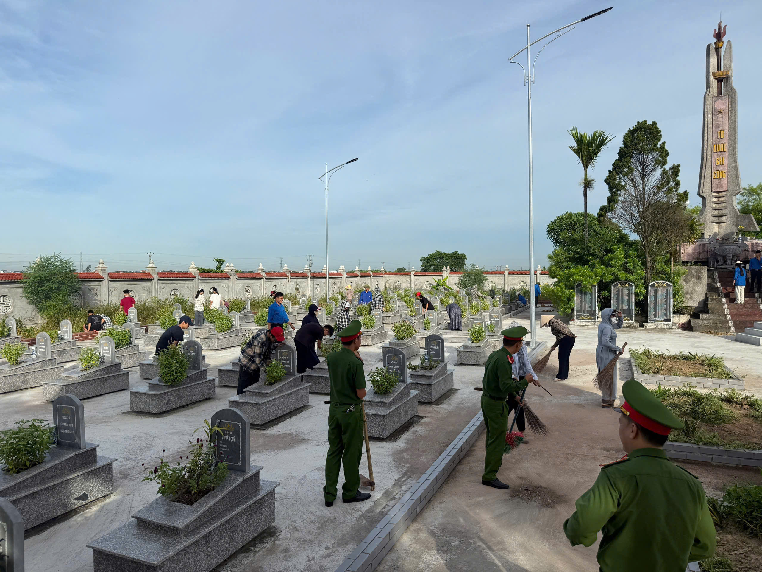 Đoàn thanh niên Công an xã Diên Hà tổ chức dọn dẹp, chỉnh trang các nghĩa trang liệt sỹ nhân kỷ niệm 79 năm ngày Thương binh – Liệt sỹ (27/7/1947-27/7/2026)