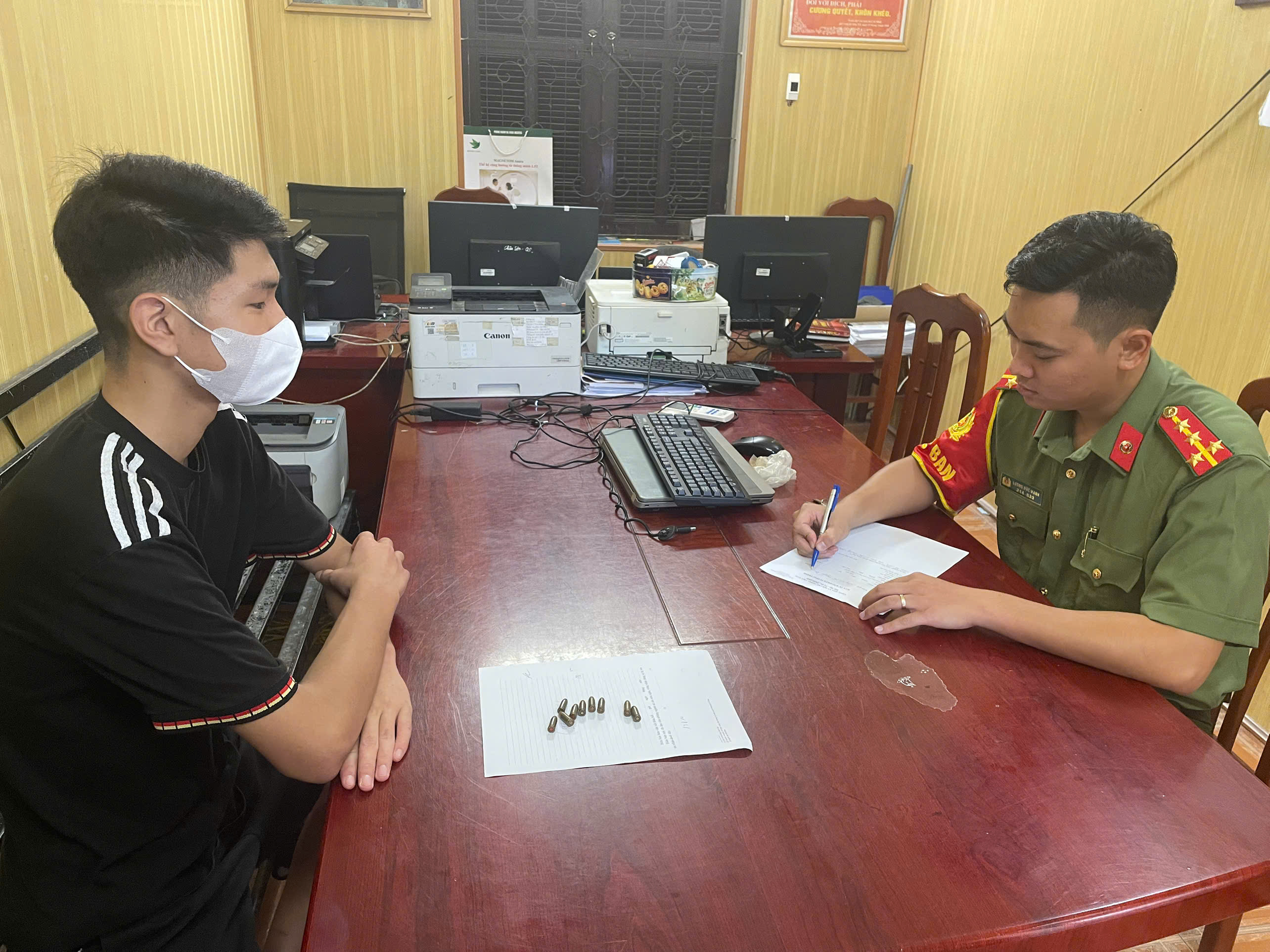 Công an xã Nguyễn Du: Tiếp nhận 09 viên đạn do người dân nhặt được giao nộp