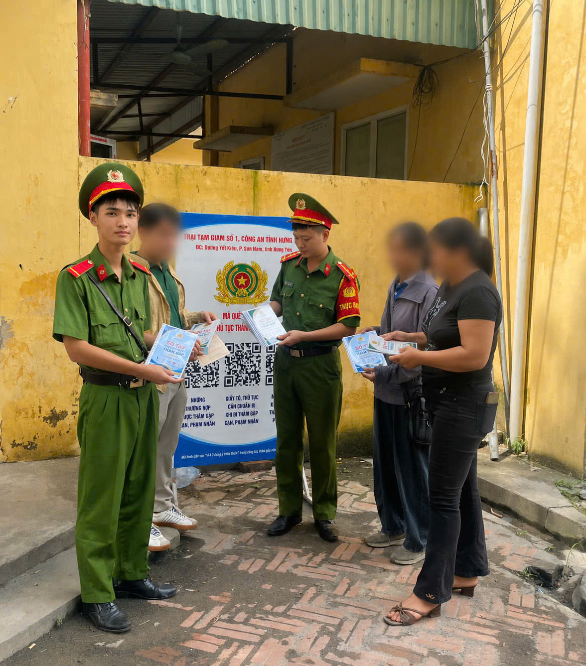 Trại tạm giam số 1 triển khai trao tặng Sổ tay hướng dẫn thủ tục thăm gặp và cập nhật mã QR hướng dẫn thủ tục thăm gặp theo quy định mới phục vụ nhân dân.