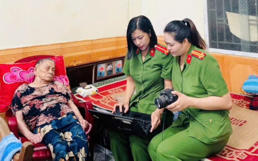 Chi hội phụ nữ Công an phường Trần Hưng Đạo thực hiện phong trào thi đua “Ba nhất” tích cực hỗ trợ cấp căn cước công dân tại nhà cho người cao tuổi