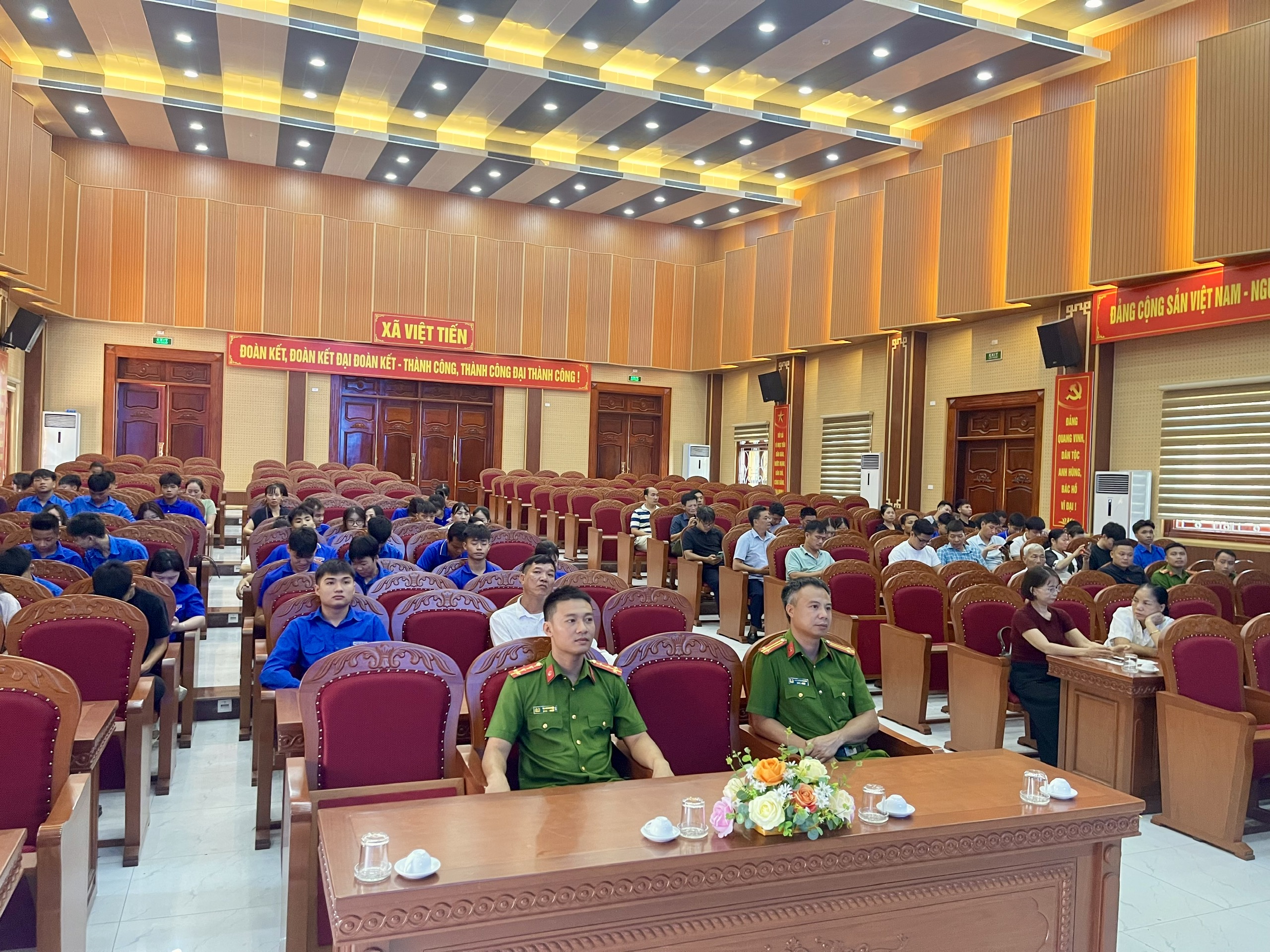 Công an xã Việt Tiến phối hợp tổ chức Hội nghị tập huấn kỹ năng  kích hoạt, sử dụng tài khoản định danh điện tử và tích hợp giấy tờ trên ứng dụng VNeID