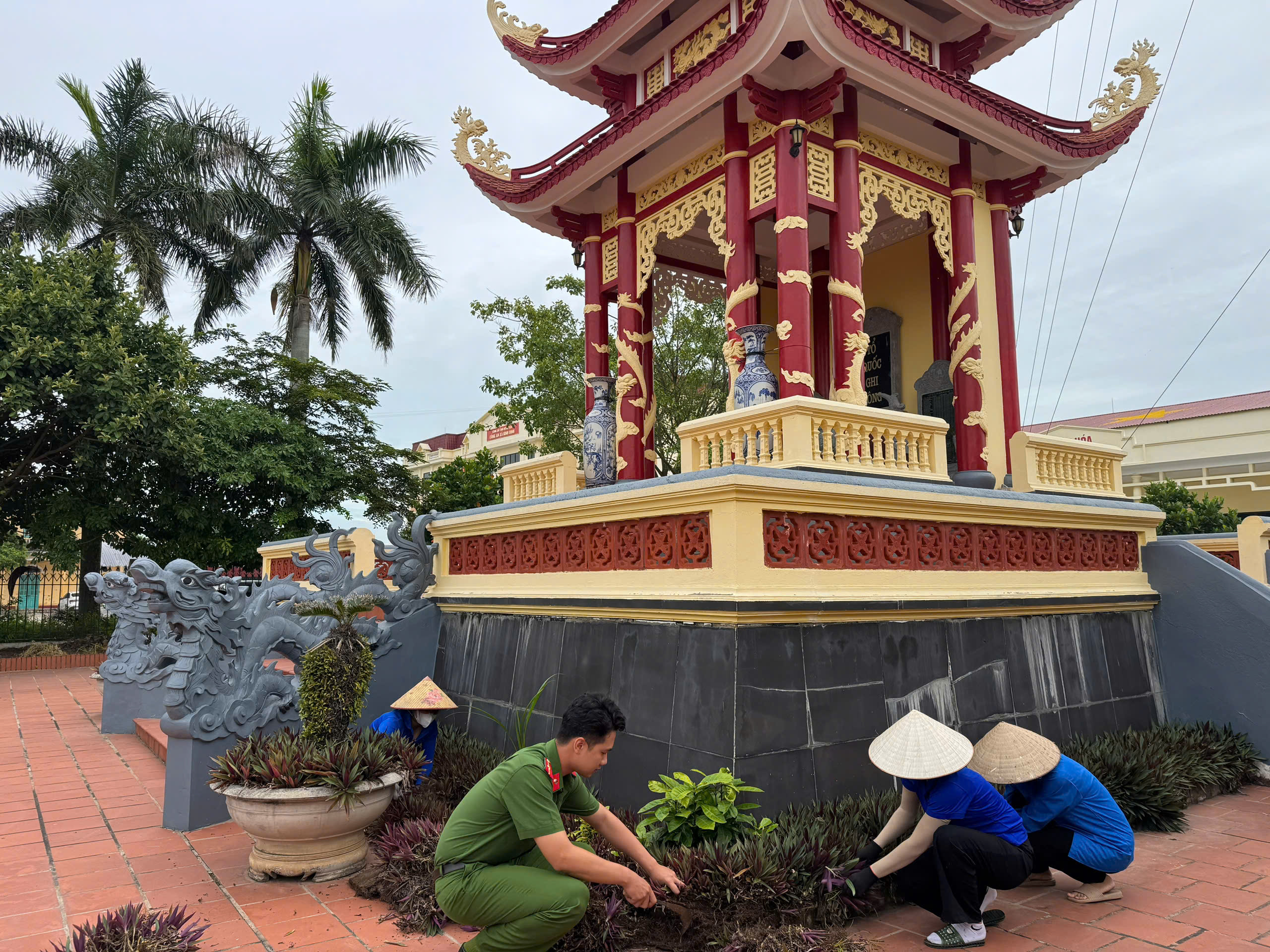 Chi Đoàn Thanh niên Công an xã Bình Định phối hợp Chi Đoàn Thanh niên các trường học tổ chức vệ sinh khuôn viên Tượng đài Liệt sĩ