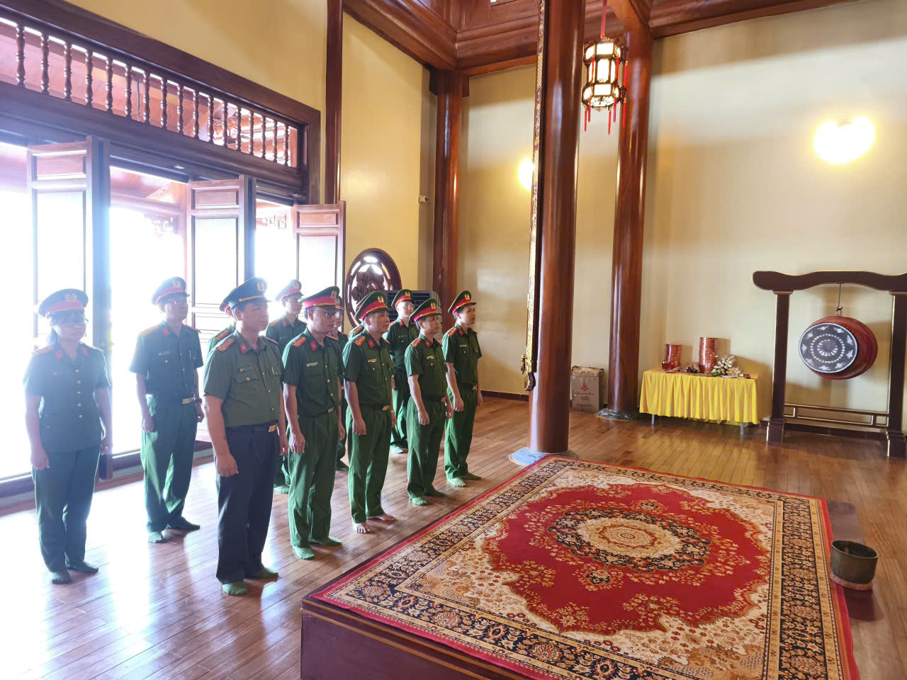 Công an xã Văn Giang dâng hương tưởng niệm Anh hùng liệt sĩ Công an nhân dân Bùi Thị Cúc