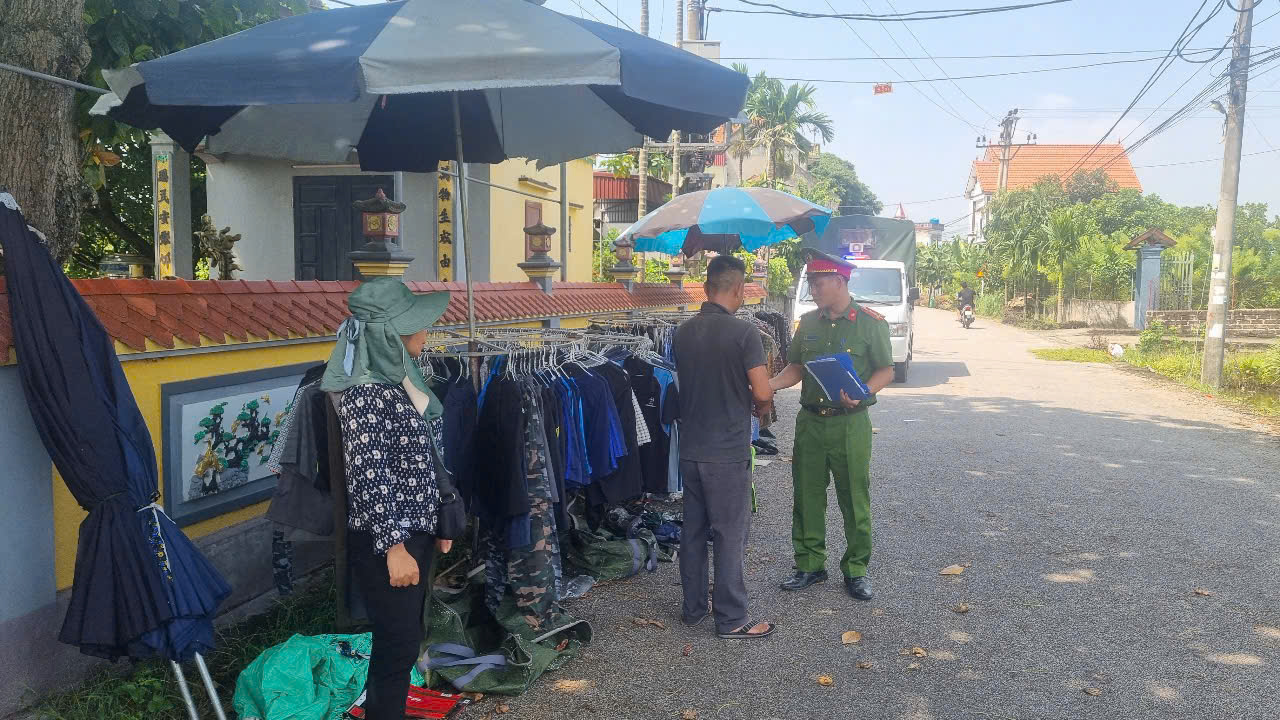 Công an xã Vạn Xuân tăng cường tuần tra, kiểm soát,  xử lý, giải tỏa các trường hợp lấn chiếm hành lang an toàn giao thông