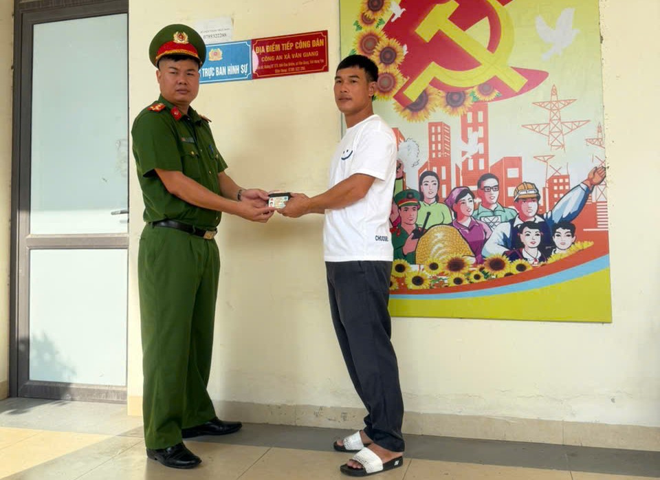 Công an xã Văn Giang: Kịp thời trao trả tài sản người dân đánh rơi