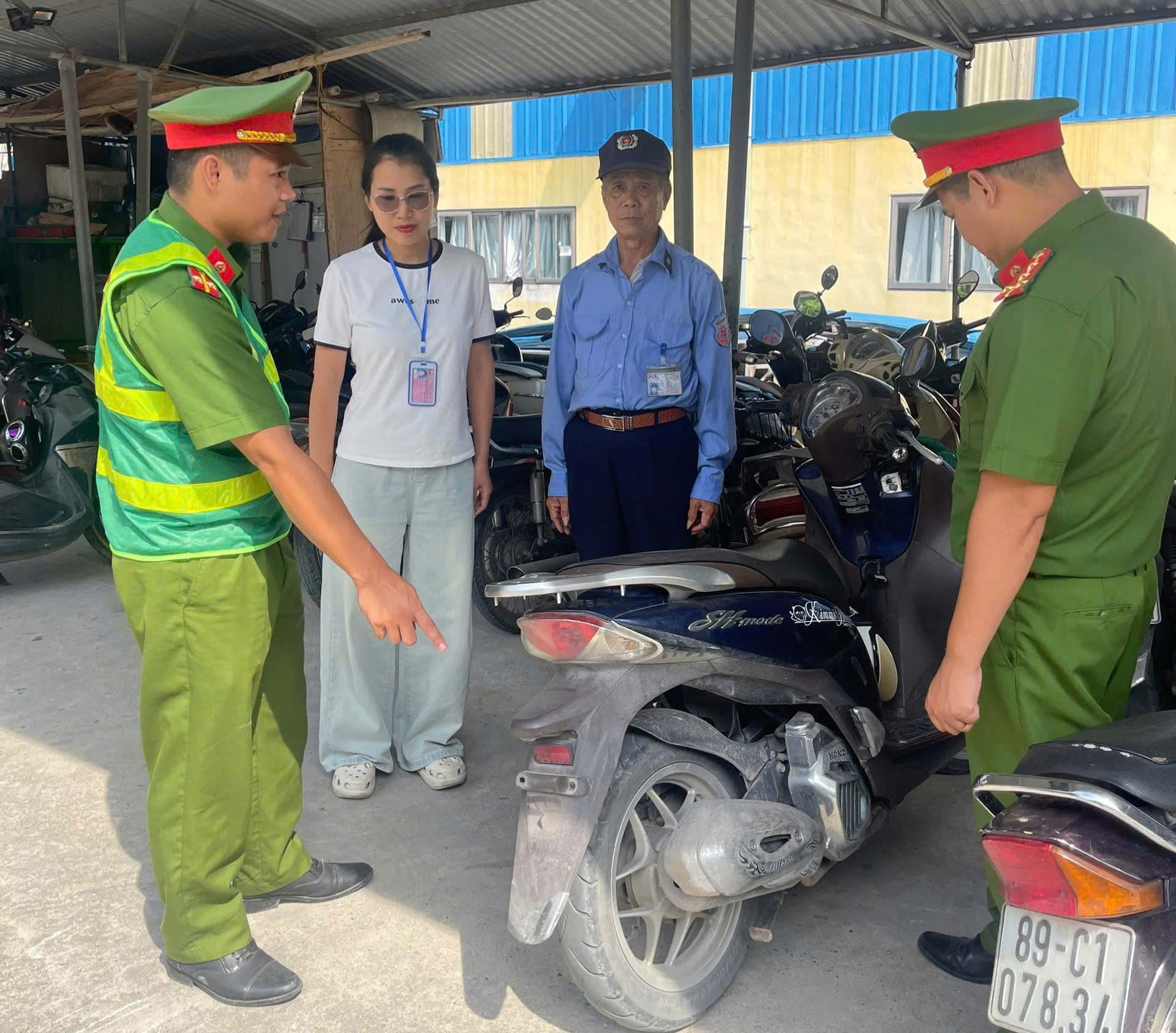 Công an phường Đường Hào tổng rà soát phương tiện xe mô tô của công nhân tại các khu công nghiệp trên địa bàn