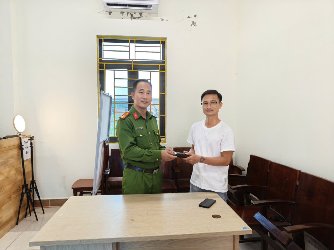 Công an xã Hưng Phú kịp thời xác minh, trao trả tài sản thất lạc cho công dân