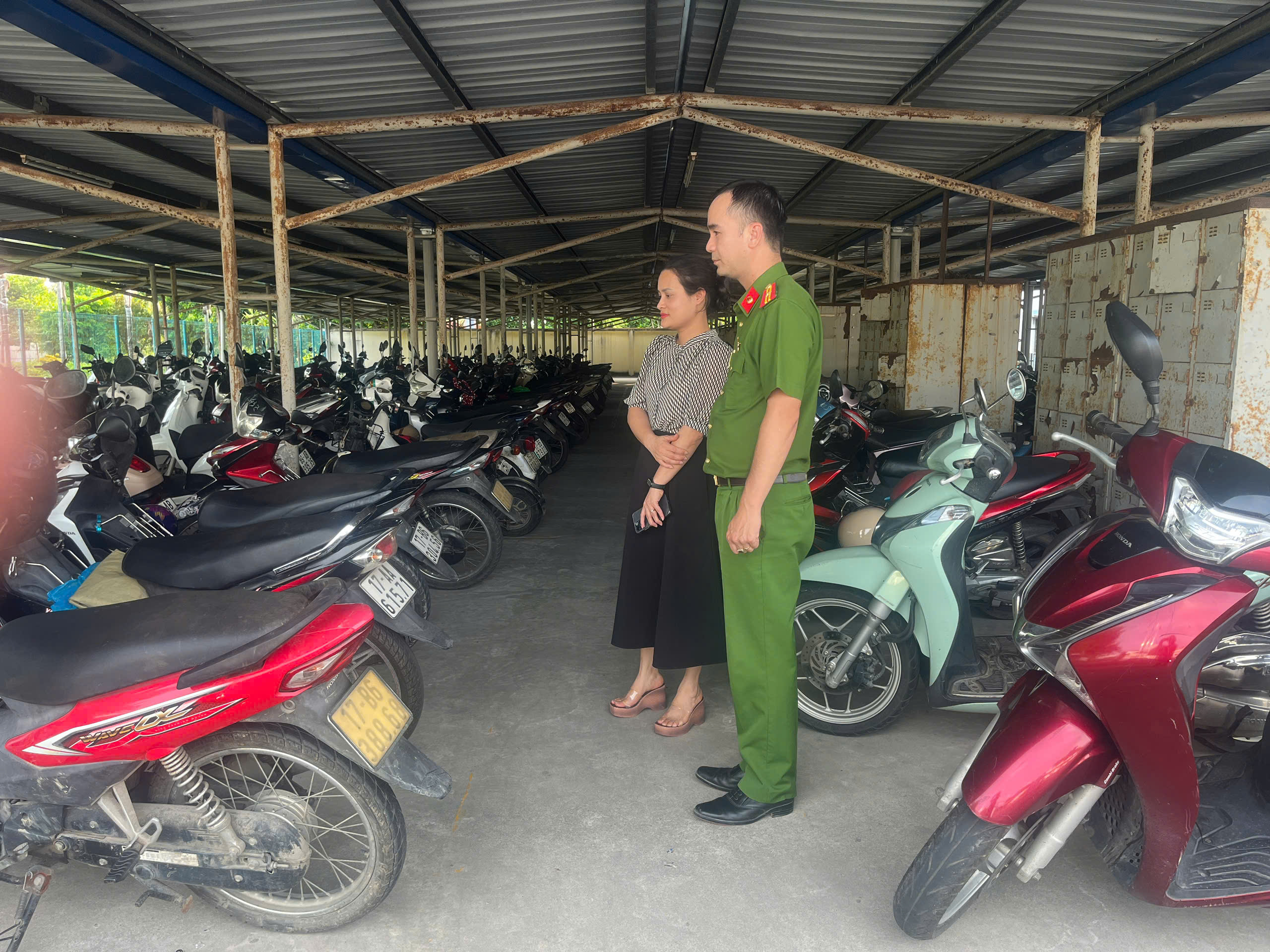 Công an xã Thụy Anh đẩy mạnh tổng rà soát phương tiện xe mô tô của công nhân tại Cụm công nghiệp Thụy Sơn