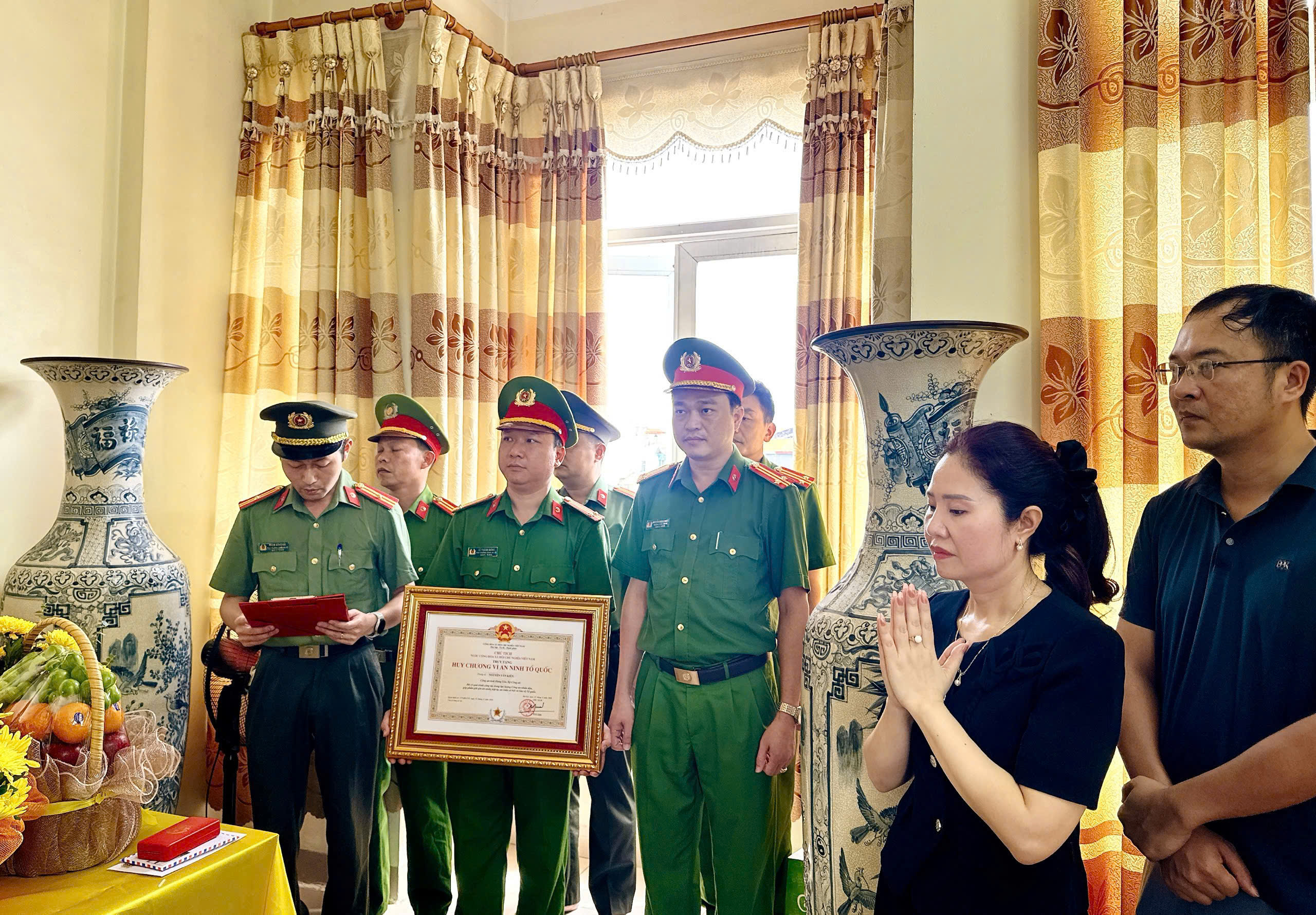TỔ CHỨC TRUY TẶNG HUY CHƯƠNG “VÌ AN NINH TỔ QUỐC” CHO CỐ TRUNG TÁ NGUYỄN VĂN KIÊN