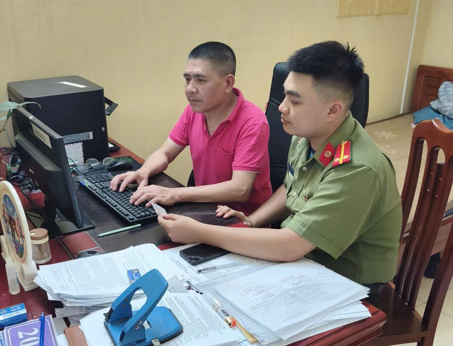 Công an xã Long Hưng hướng dẫn cơ sở lưu trú trên địa bàn triển khai phần mềm khai báo tạm trú cho người nước ngoài và thông báo lưu trú cho công dân Việt Nam