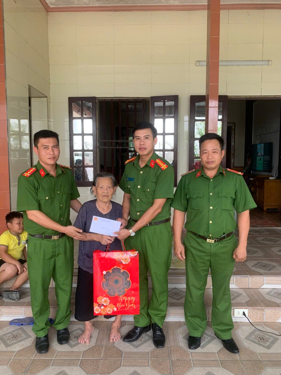 Công an xã Đông Thái Ninh tổ chức thăm, tặng quà gia đình chính sách nhân kỷ niệm Ngày thương binh - Liệt sĩ