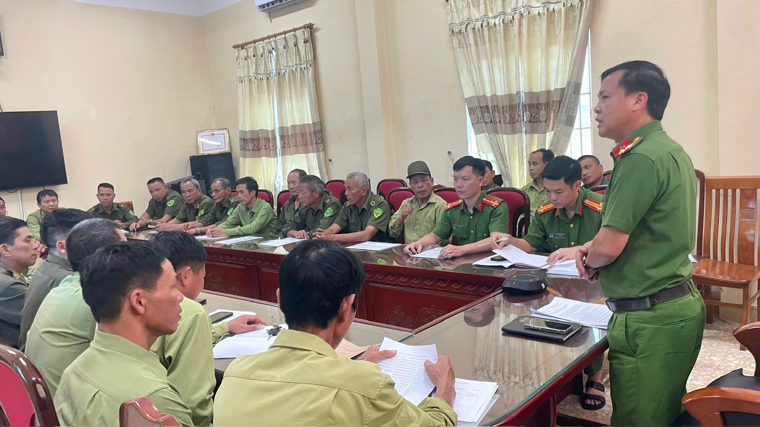 Công an xã Đông Thái Ninh tổ chức quán triệt tới lực lượng tham gia bảo vệ ANTT ở cơ sở về công tác nắm tình hình, phối hợp kiểm tra cư trú