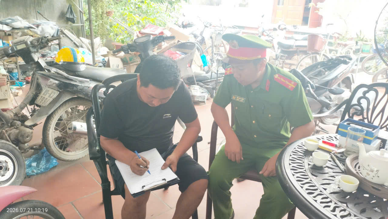Công an xã Xuân Trúc tuyên truyền, ký cam kết chấp hành pháp luật đối với các cơ sở kinh doanh, sửa chữa xe mô tô, xe gắn máy, xe máy điện trên địa bàn xã