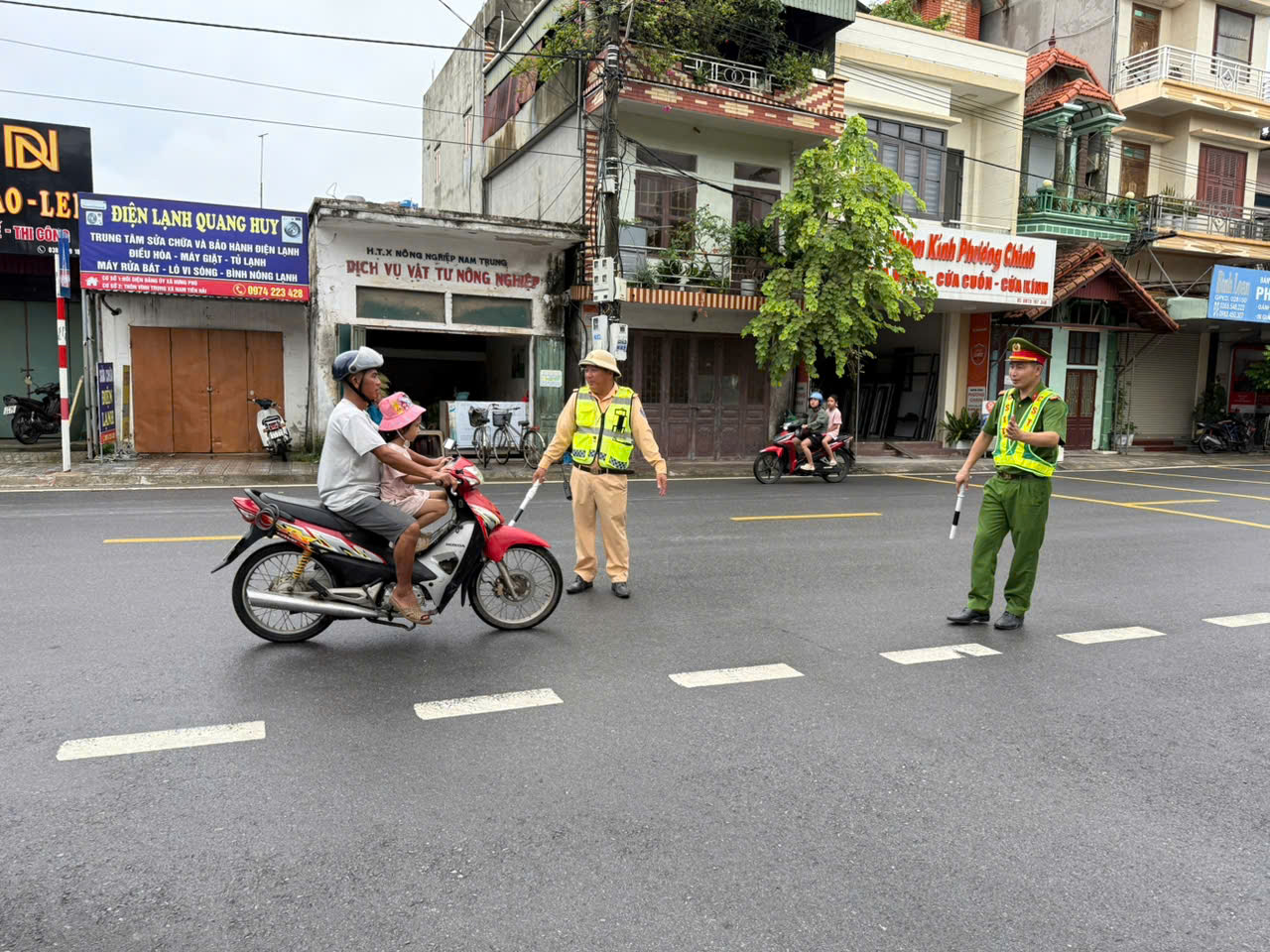 Công an xã Hưng Phú phối hợp Phòng Cảnh sát giao thông ra quân tuyên truyền, hướng dẫn đội mũ bảo hiểm cho trẻ em