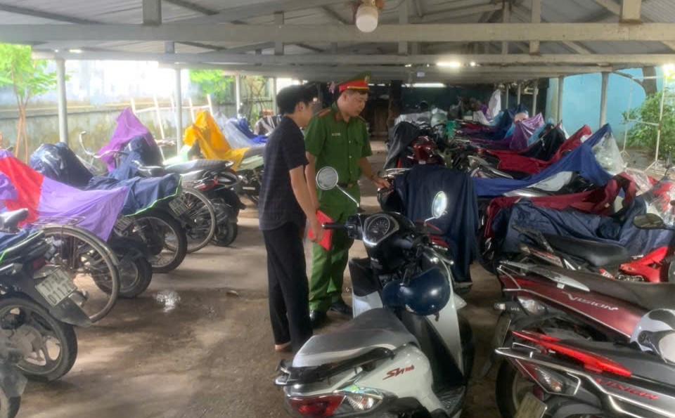 Công an xã Thần Khê tổ chức kiểm tra, rà soát phương tiện xe mô tô, xe gắn máy của công nhân làm việc tại các công ty, doanh nghiệp trên địa bàn