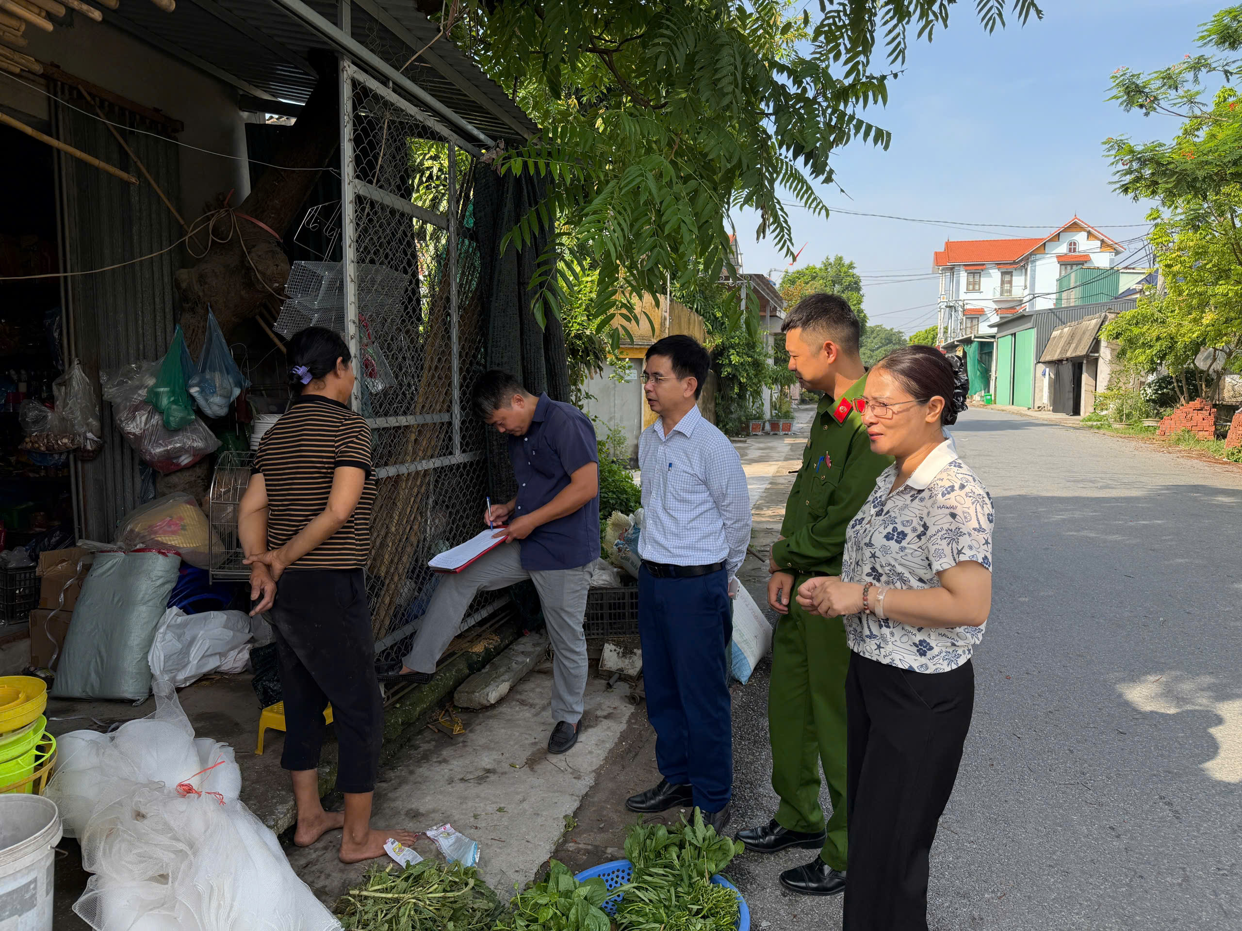 Công an xã Nam Tiên Hưng tăng cường kiểm tra hoạt động kinh doanh vật tư nông nghiệp, góp phần bảo đảm an ninh, trật tự và an toàn thực phẩm