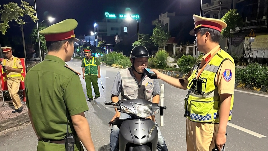 Công an xã Ái Quốc phối hợp lực lượng Cảnh sát giao thông xử lý nghiêm các hành vi vi phạm trật tự, an toàn giao thông trên địa bàn