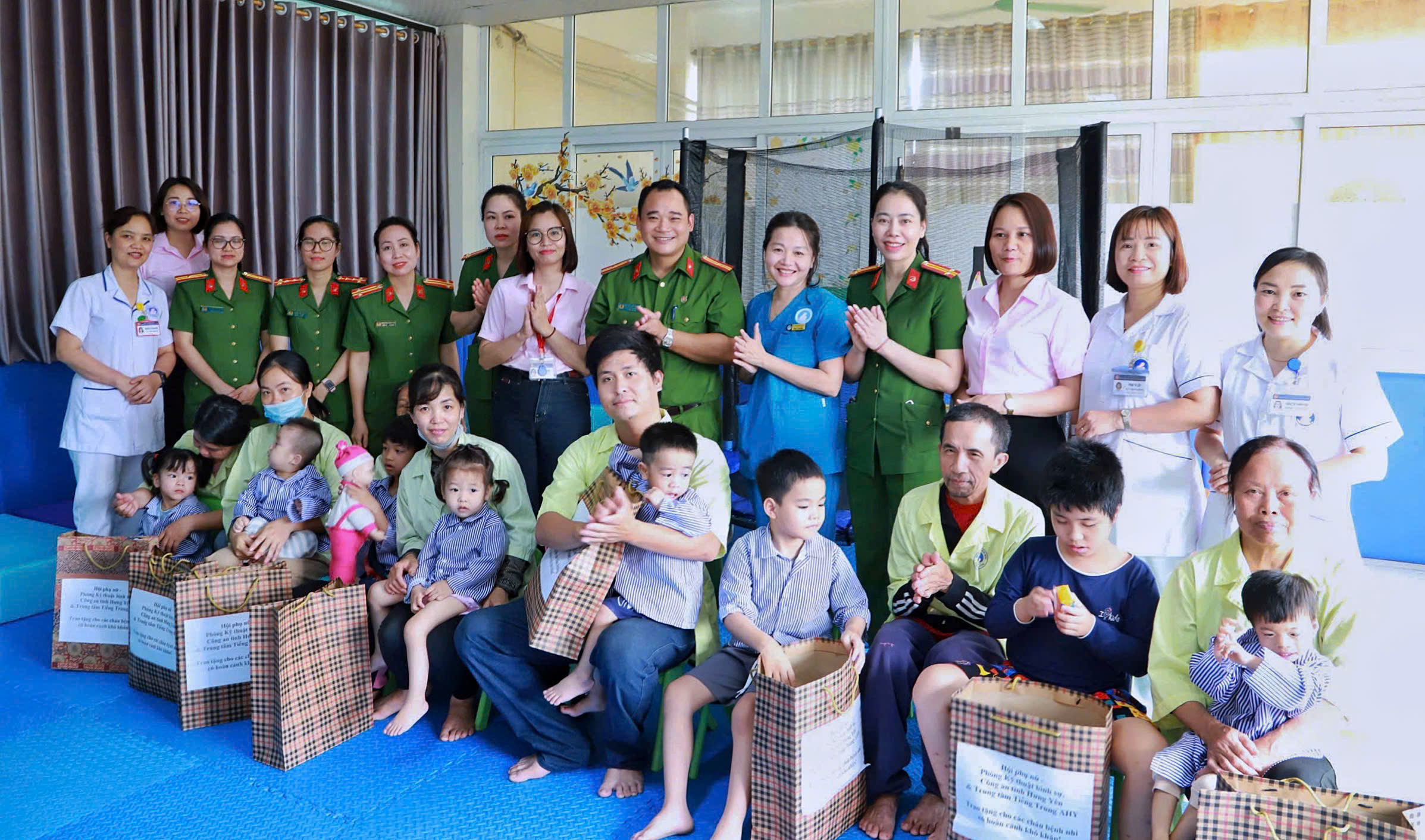 Phòng Kỹ thuật hình sự - Công an tỉnh Hưng Yên: Tích cực thực hiện phong trào thi đua “Ba nhất”, hướng về cơ sở, ấm áp tình quân dân.