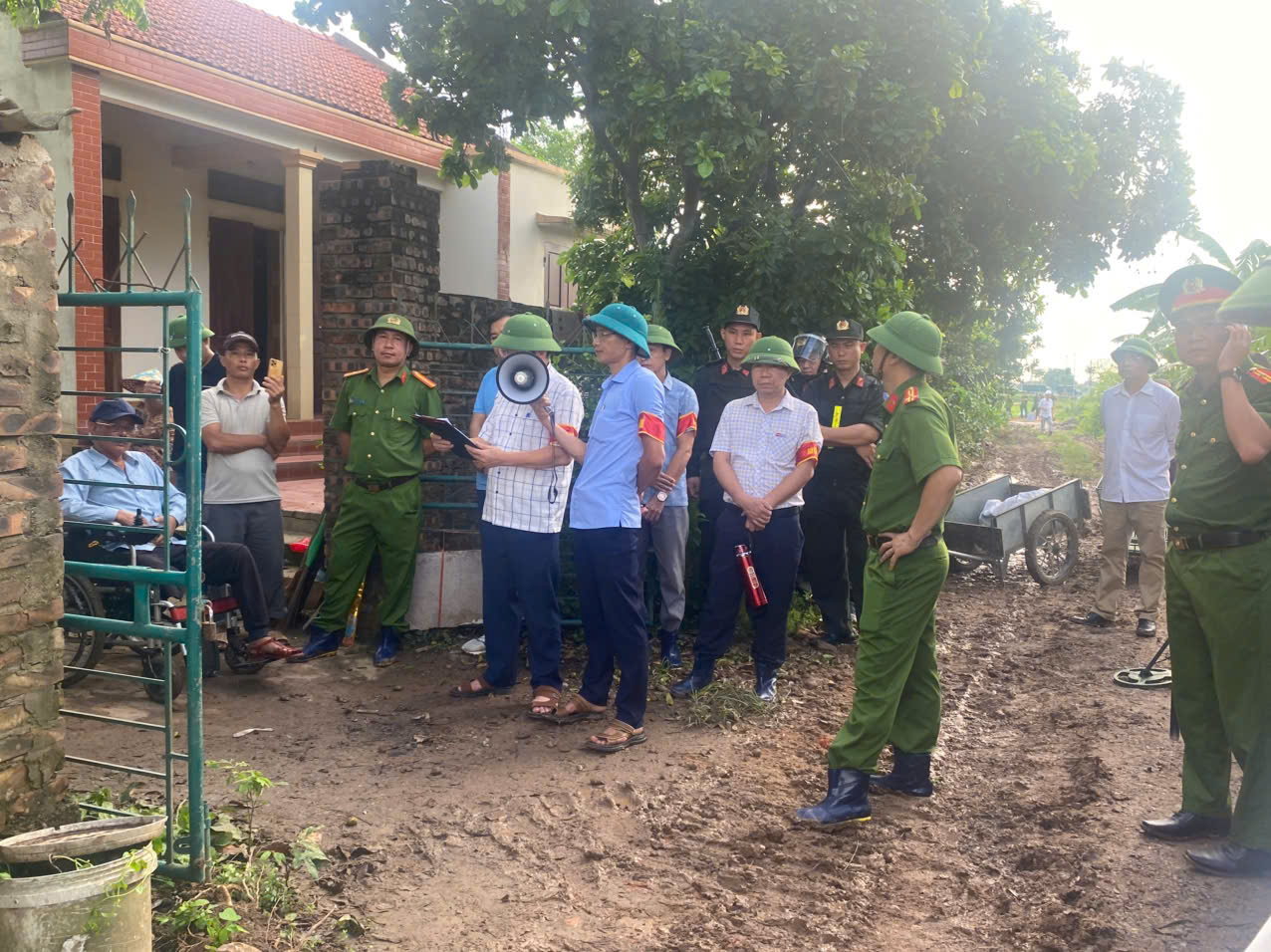 Công an xã Xuân Trúc bảo đảm an ninh, trật tự phục vụ cưỡng chế thi hành quyết định xử phạt vi phạm hành chính trên địa bàn
