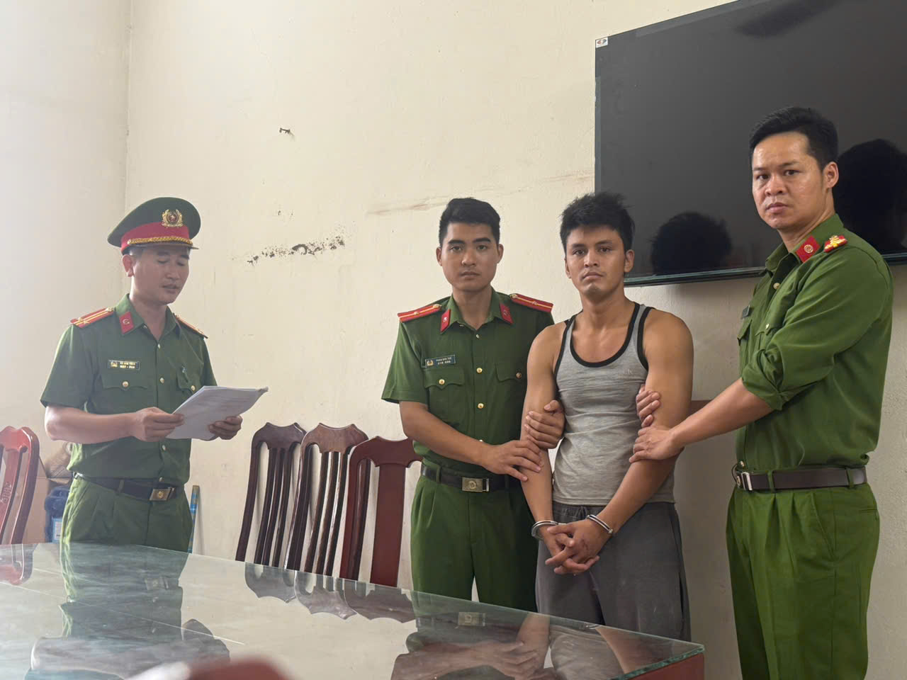 Công an xã Hưng Phú bắt giữ đối tượng cướp giật tài sản sau 03 giờ tiếp nhận tin báo