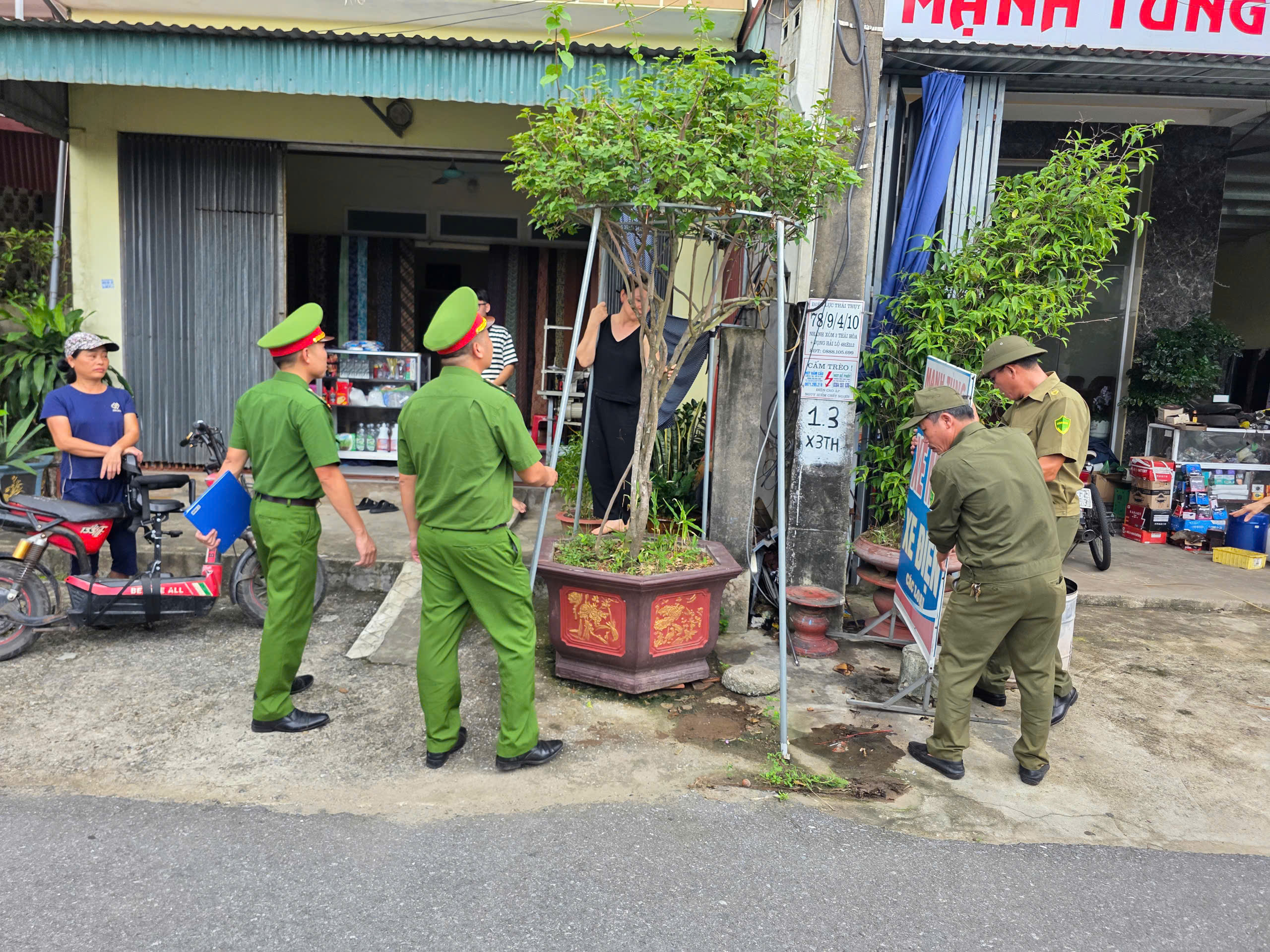 Công an xã Thái Ninh ra quân giải tỏa hành lang an toàn giao thông và triển khai ký cam kết chấp hành luật giao thông trên địa bàn