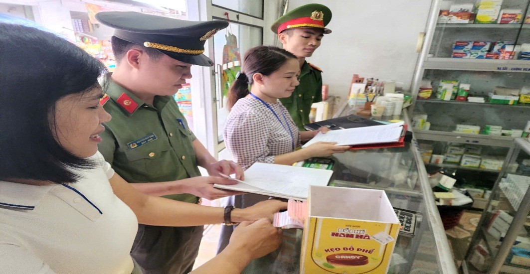 Công an xã Hoàn Long tăng cường công tác phối hợp rà soát, kiểm tra việc thực hiện các quy định của pháp luật về hành nghề y, dược tư nhân, mỹ phẩm và cơ sở dịch vụ thẩm mỹ