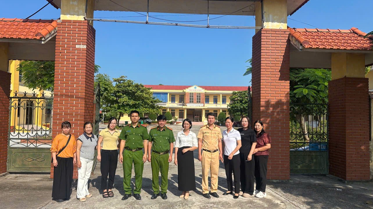 Công an xã Ái Quốc phối hợp ra mắt mô hình “Cổng trường an toàn giao thông” tại Trường Tiểu học Tây Phong