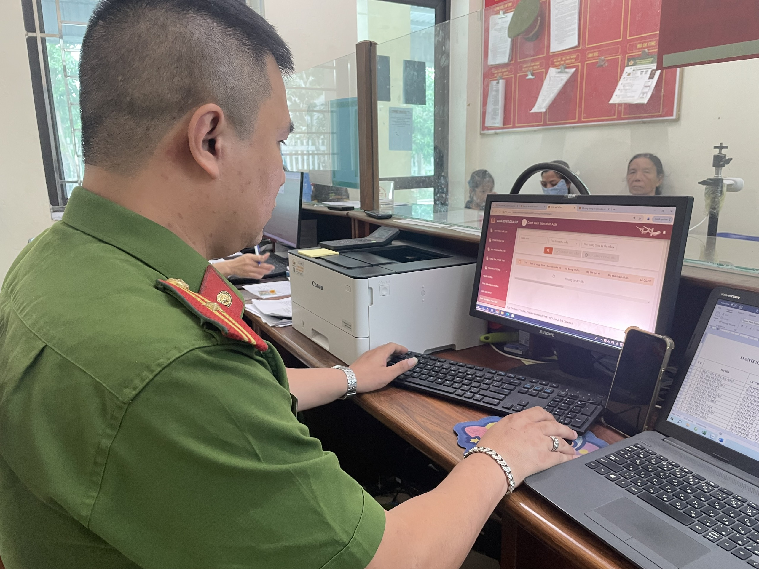 Công an xã Ái Quốc tích cực vận động thân nhân liệt sỹ chưa xác định danh tính đăng ký thu nhận mẫu ADN