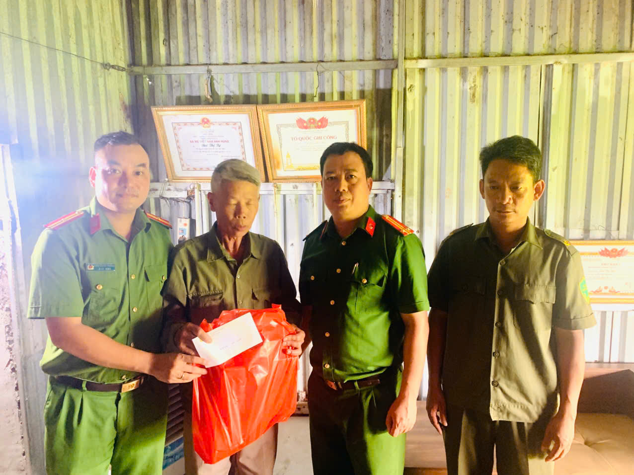 Công an xã Thần Khê tổ chức thăm hỏi, tặng quà các gia đình người có công với cách mạng và thân nhân cán bộ, chiến sĩ nhân kỷ niệm 79 năm Ngày Thương binh - Liệt sĩ (27/7/1947 - 27/7/2026)