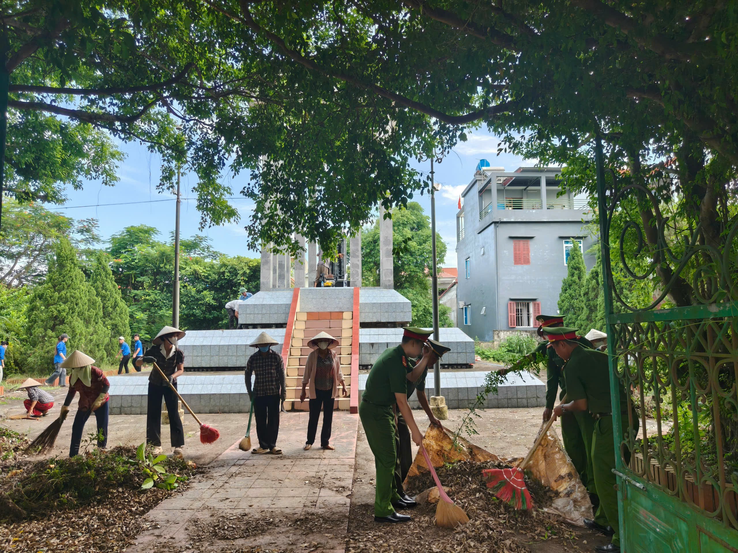 ĐOÀN THANH NIÊN CÔNG AN XÃ TÂY THỤY ANH THAM GIA VỆ SINH, CHỈNH TRANG ĐÀI TƯỞNG NIỆM CÁC ANH HÙNG LIỆT SĨ THỤY CHÍNH