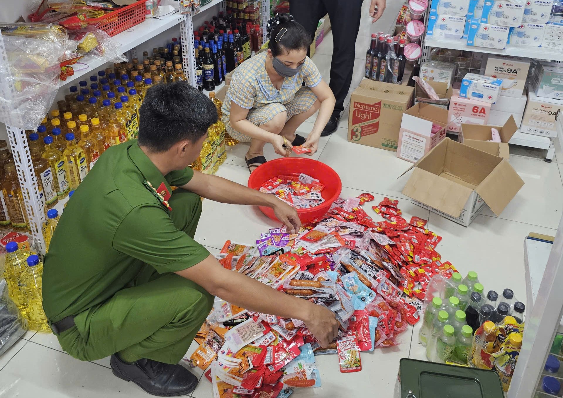 Công an xã A Sào tăng cường công tác kiểm tra, xử lý các hành vi buôn lậu, gian lận thương mại, hàng giả, hàng không rõ nguồn gốc xuất sứ trên địa bàn