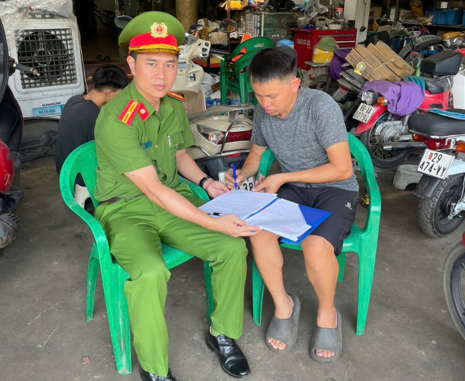Công an xã Văn Giang tăng cường kiểm tra các cơ sở kinh doanh, sửa chữa xe máy, xe điện và tuyên truyền không “độ, chế” xe trái phép