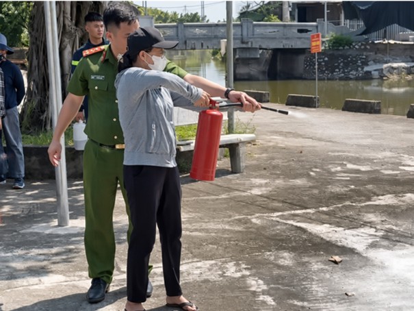 Công an xã Bắc Đông Quan phối hợp huấn luyện nghiệp vụ PCCC và CNCH cho các cơ sở sản xuất, kinh doanh