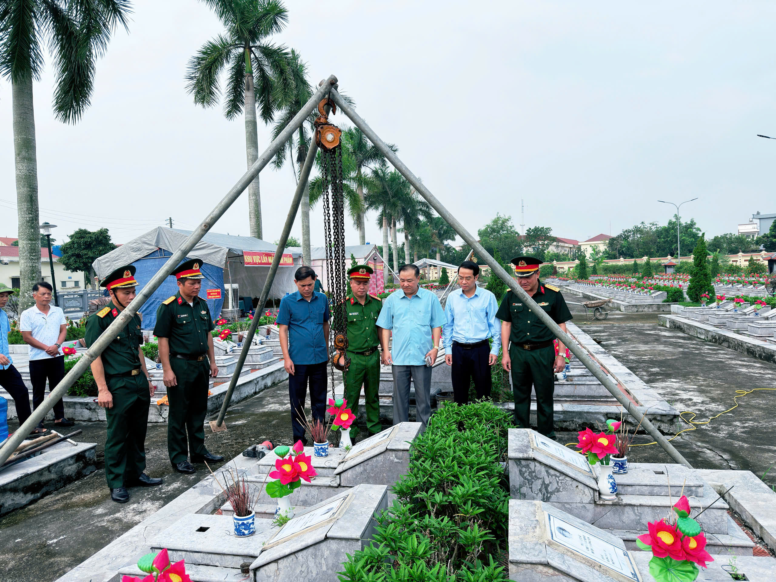 Công an xã Đông Hưng bảo đảm ANTT phục vụ công tác lấy mẫu sinh phẩm hài cốt liệt sĩ chưa xác định danh tính