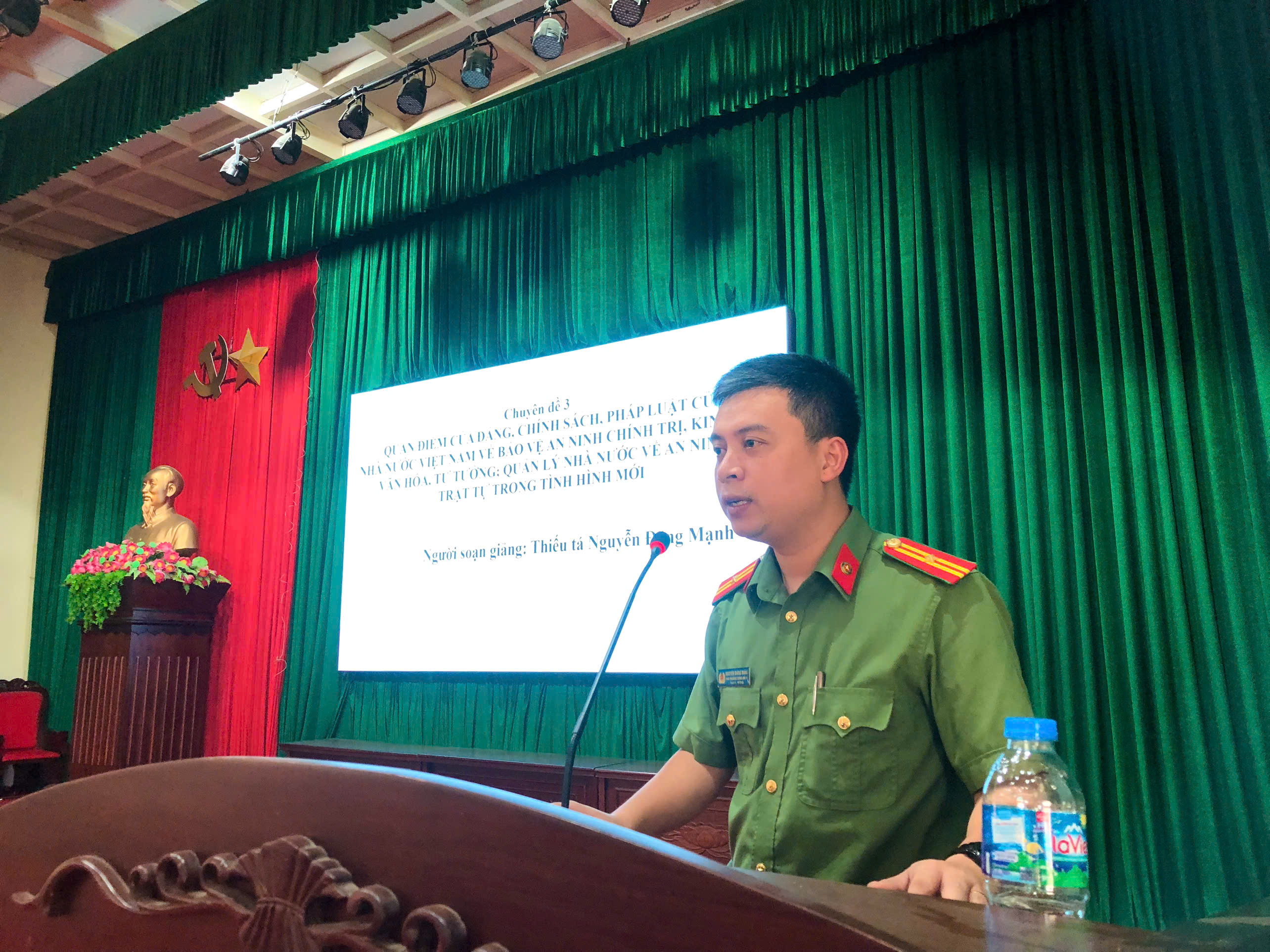 Công an xã Hoàn Long tích cực tham gia thực hiện công tác giáo dục quốc phòng an ninh trên địa bàn xã