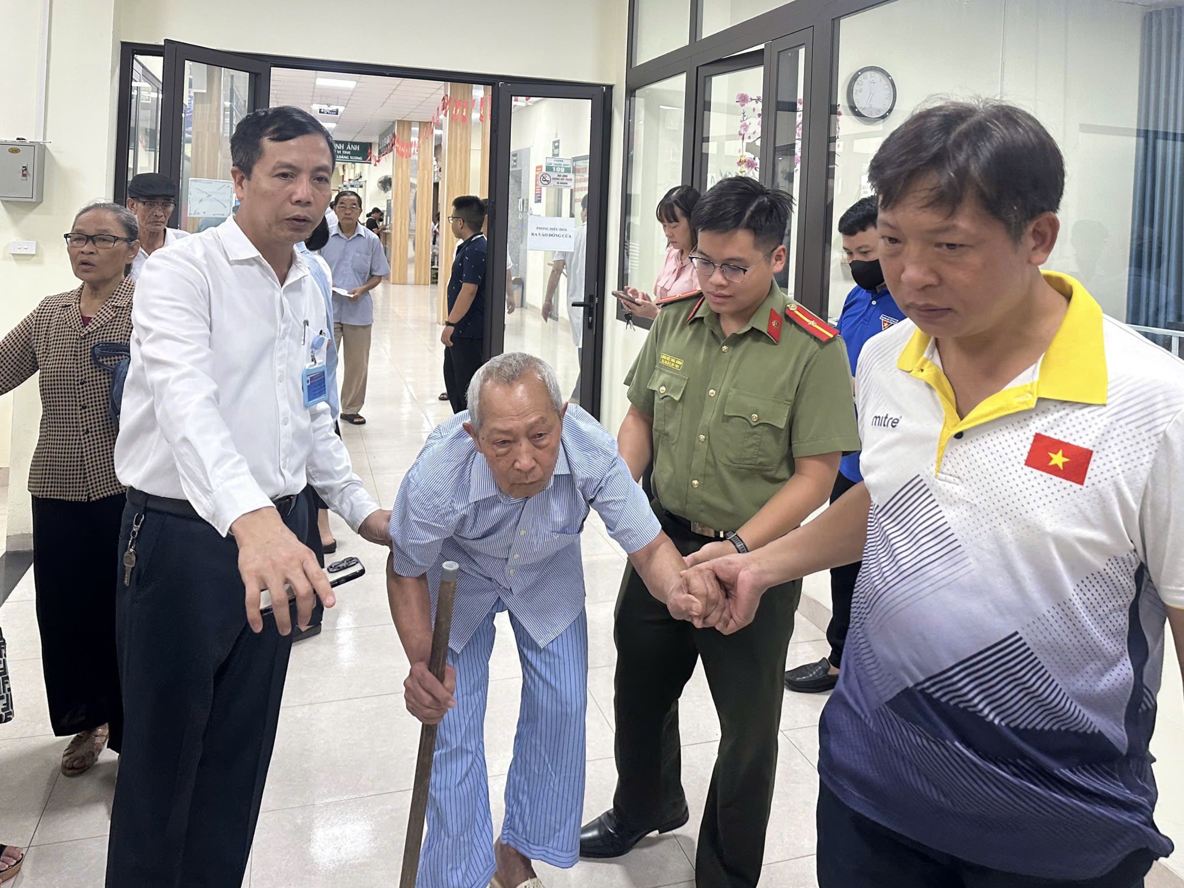 Chi đoàn Công an xã Ái Quốc xung kích trong hoạt động tri ân, hỗ trợ khám sức khỏe cho người có công