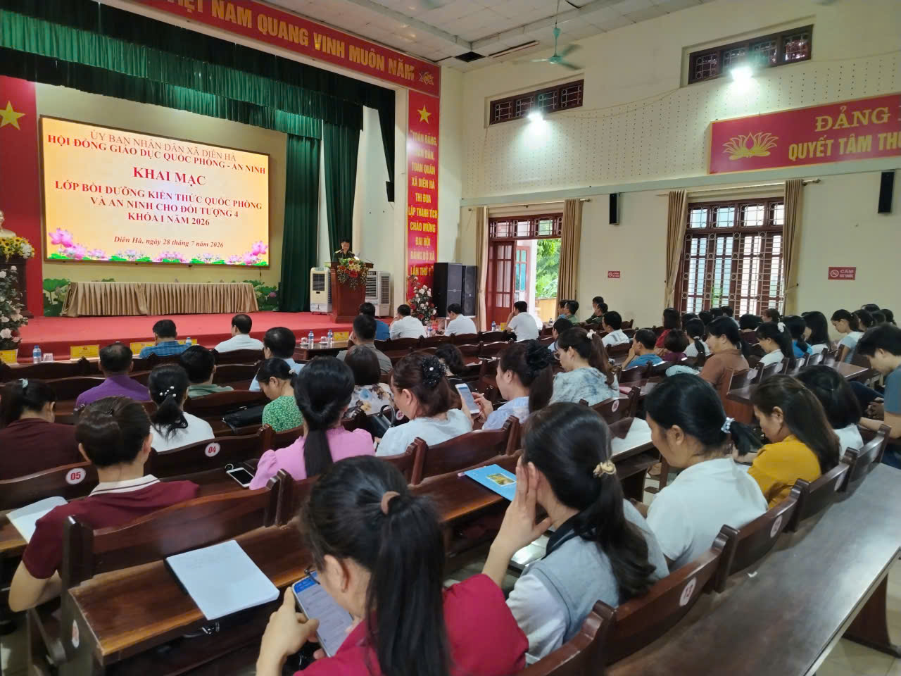 Công an xã Diên Hà tổ chức tuyên truyền về an ninh mạng tại lớp bồi dưỡng kiến thức Quốc phòng và An ninh cho đối tượng 4 của xã Diên Hà