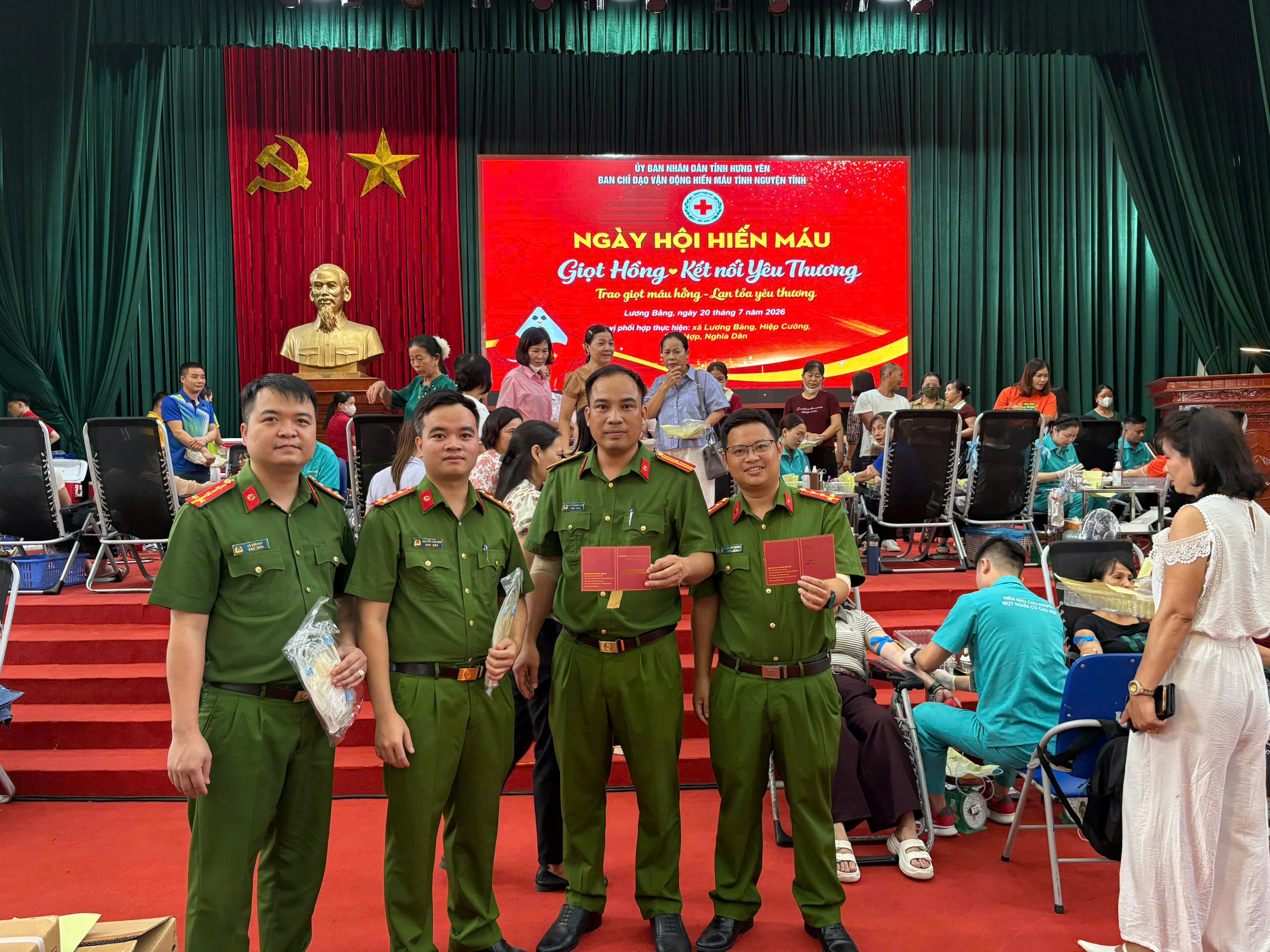 Công an xã Lương Bằng tham gia Ngày hội hiến máu tình nguyện đợt 2 năm 2026