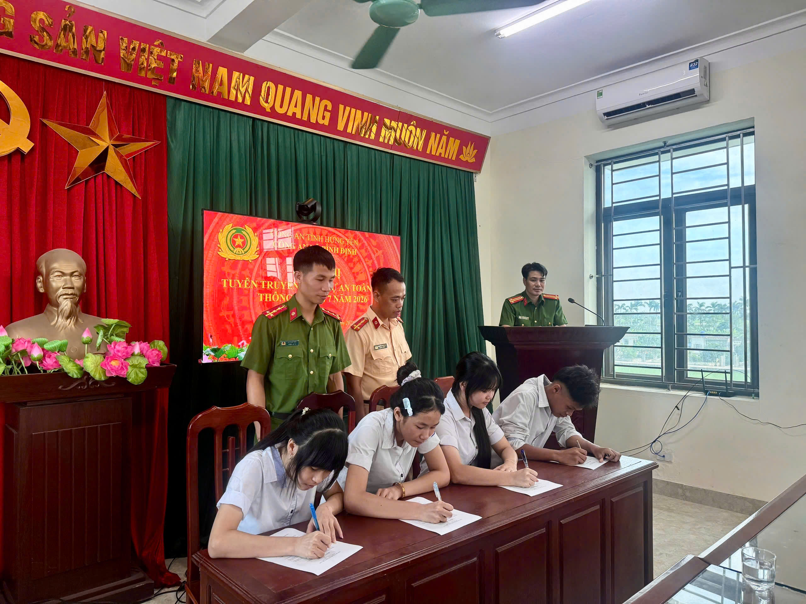 Công an xã Bình Định tuyên truyền pháp luật về trật tự, an toàn giao thông cho đoàn viên, thanh thiếu niên trong dịp hè năm 2026