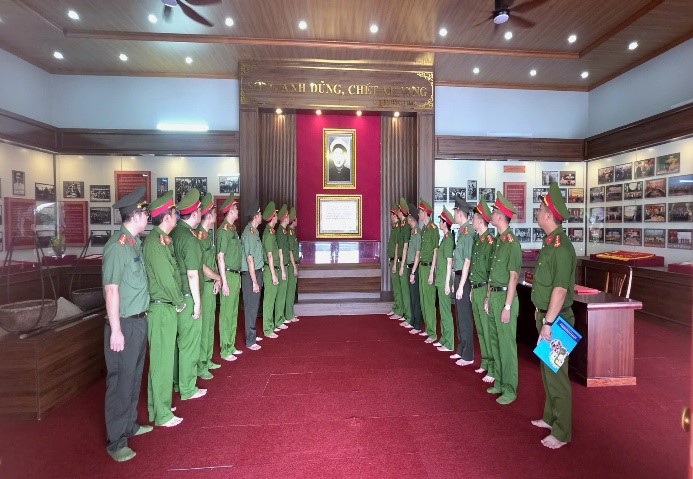 Công an xã Tiên Lữ tổ chức Lễ dâng hương và báo công tại Khu lưu niệm Anh hùng Liệt sĩ Công an nhân dân Bùi Thị Cúc