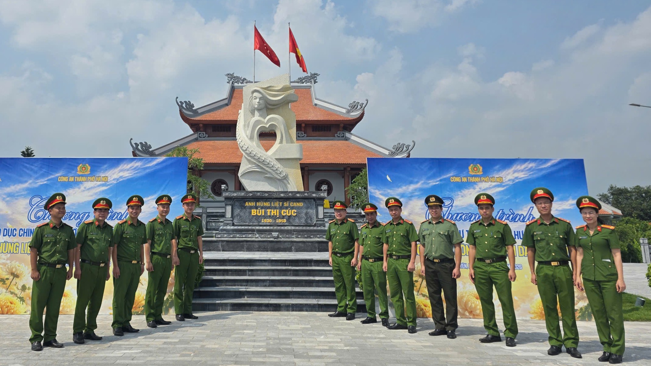 Công an xã Ái Quốc dâng hương, báo công tại khu lưu niệm thờ anh hùng liệt sỹ CAND Bùi Thị Cúc