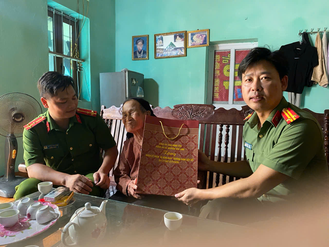Công an xã Nguyễn Văn Linh tổ chức hoạt động thăm hỏi, động viên, tặng quà các đồng chí thương binh, bệnh binh, gia đình liệt sĩ và người có công với cách mạng.