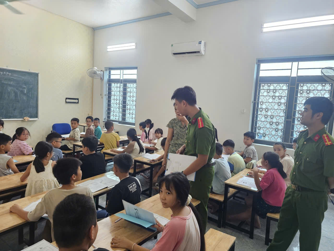 Công an xã Vạn Xuân chủ động phối hợp kiểm tra việc chấp hành quy định pháp luật về dạy thêm, học thêm trên địa bàn