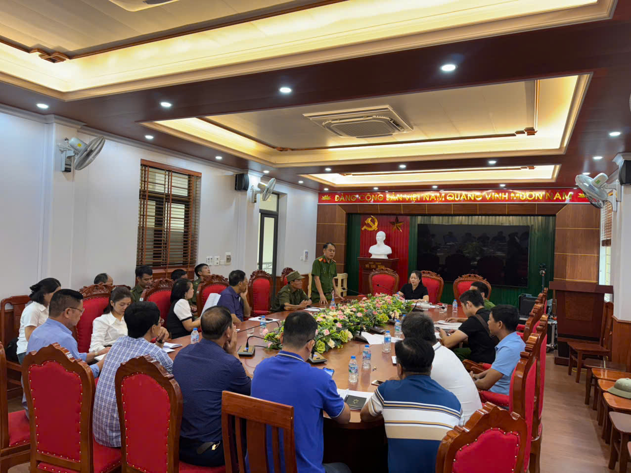 Công an xã Hồng Quang chủ động, quyết liệt triển khai đợt cao điểm 45 ngày tổng rà soát thân nhân liệt sĩ chưa xác định thông tin